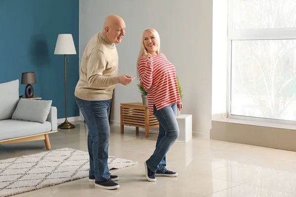 Linda Pareja Ancianos Bailando Casa —  Fotos de Stock