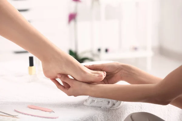 Young Woman Getting Foot Massage Beauty Salon — Stock Photo, Image