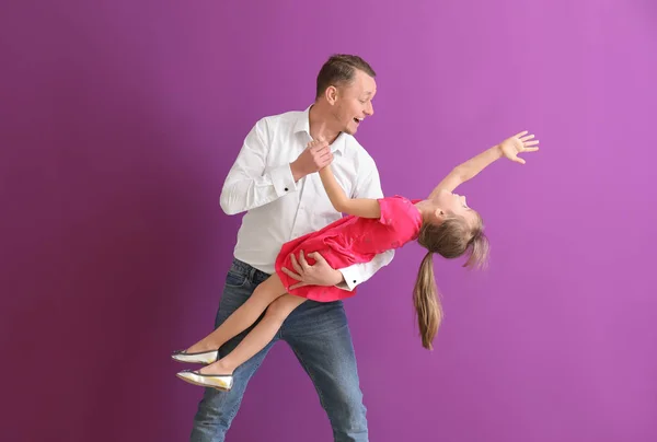 Ojciec Jego Córka Trochę Taniec Pobliżu Kolor Ściany — Zdjęcie stockowe