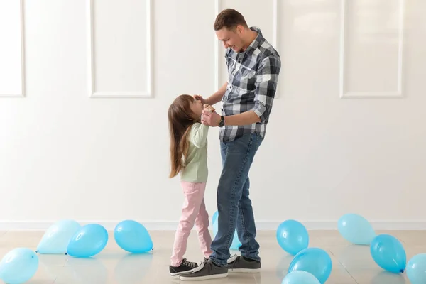 Cute Little Girl Dancing Her Father Feet Room Balloons — Stock Photo, Image