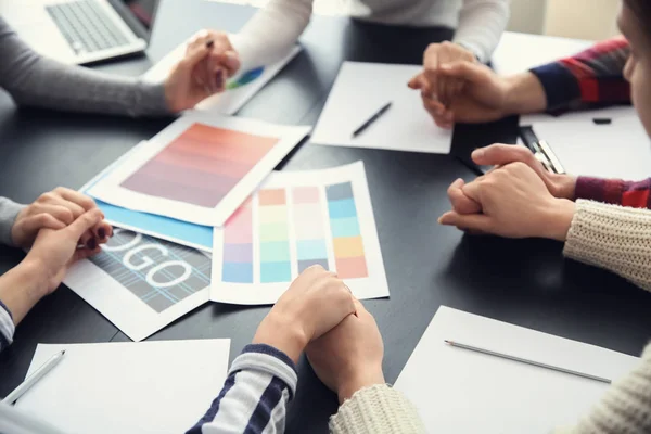 Groep Mensen Samen Bidden Voordat Bijeenkomst Office — Stockfoto