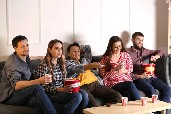 Groupe Amis Manger Des Pépites Tout Regardant Télévision Maison — Photo