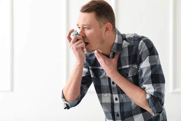 Homme Avec Inhalateur Ayant Une Crise Asthme Sur Fond Blanc — Photo