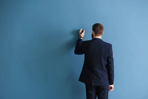 Hombre Con Ropa Formal Escribiendo Algo Pared Color —  Fotos de Stock