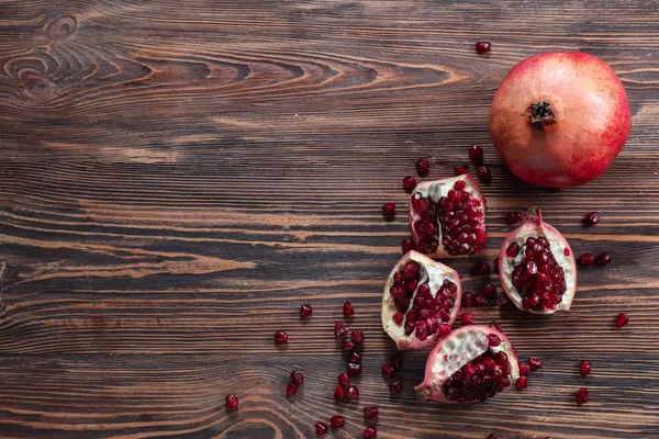 Tahta zemin üzerinde olgun narlar