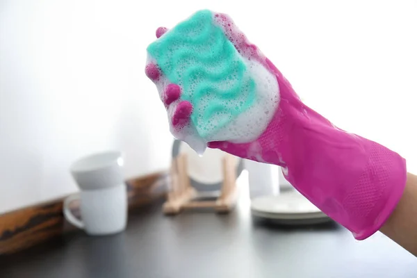 Mujer Con Esponja Para Lavar Platos Cocina —  Fotos de Stock