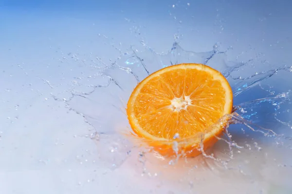 Laranja Cortada Madura Com Respingo Água Fundo Cor — Fotografia de Stock