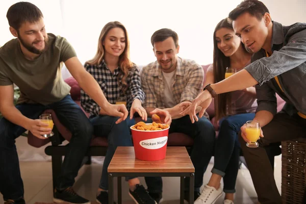 Groep Vrienden Eten Nuggets Thuis — Stockfoto