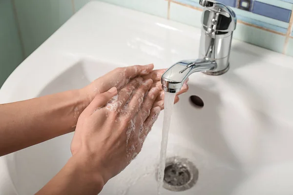 Kvinnan Tvättar Händerna Diskhon — Stockfoto
