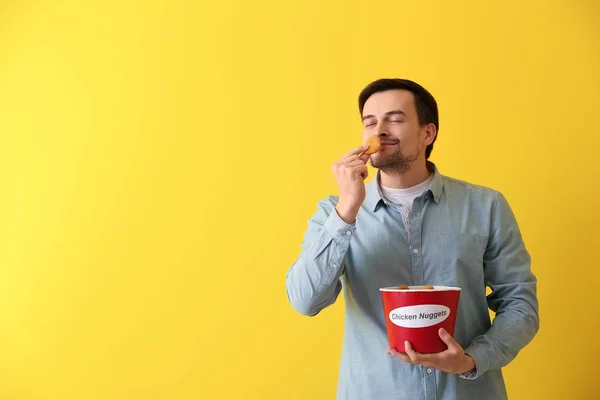 Hombre Guapo Con Cubo Sabrosas Pepitas Sobre Fondo Color —  Fotos de Stock