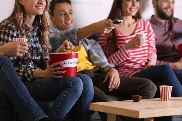 Groupe Amis Manger Des Pépites Tout Regardant Télévision Maison — Photo