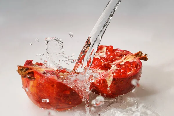 Reifer Granatapfel Mit Wasserspritzer Auf Weißem Hintergrund — Stockfoto