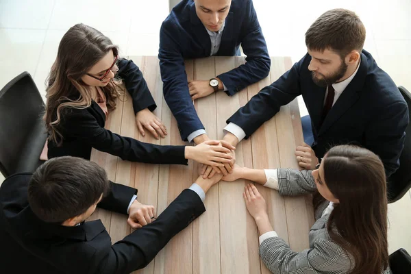 Grupo Personas Poniendo Las Manos Juntas Oficina —  Fotos de Stock