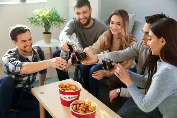 Group Friends Eating Nuggets Drinking Soda Home — Stock Photo, Image
