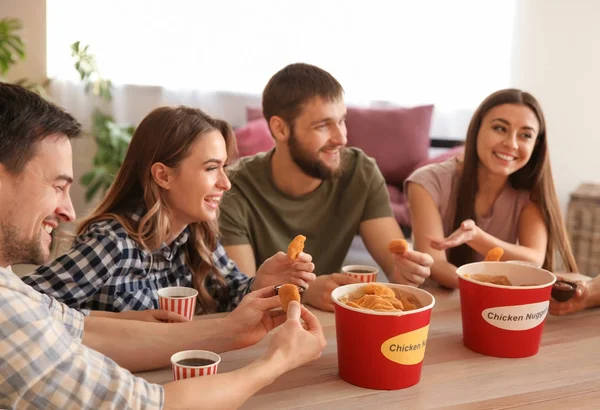 Group Friends Eating Nuggets Home — Stock Photo, Image