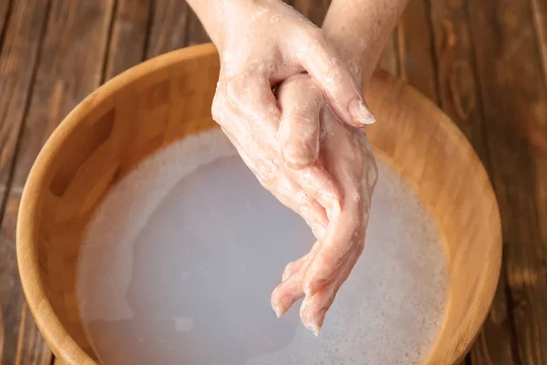 Vrouw Wassen Van Handen Kom — Stockfoto