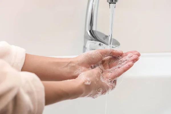 Frau Wäscht Sich Die Hände Waschbecken — Stockfoto