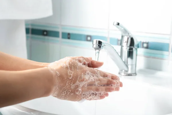 Mulher Lavar Mãos Dissipador — Fotografia de Stock