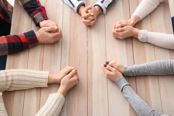 Grupo Personas Rezando Juntas Mesa — Foto de Stock