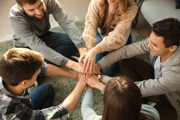 Grupo Personas Poniendo Las Manos Juntas Casa —  Fotos de Stock