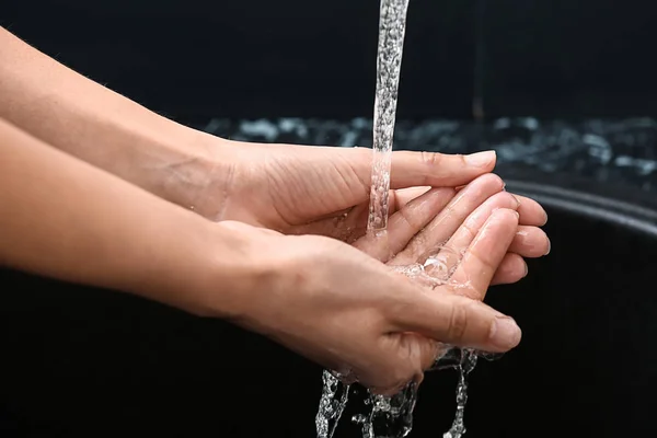 Frau Wäscht Sich Die Hände Waschbecken — Stockfoto