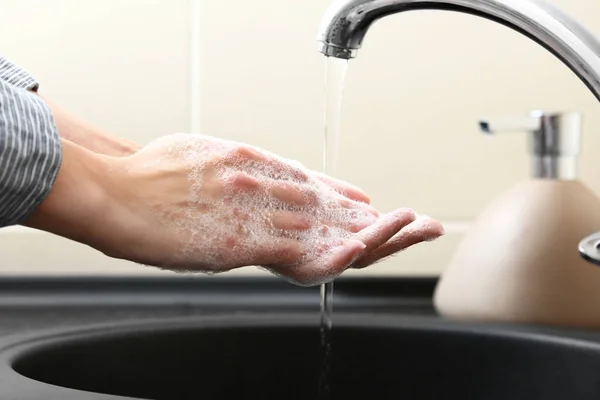 Frau Wäscht Sich Die Hände Waschbecken — Stockfoto