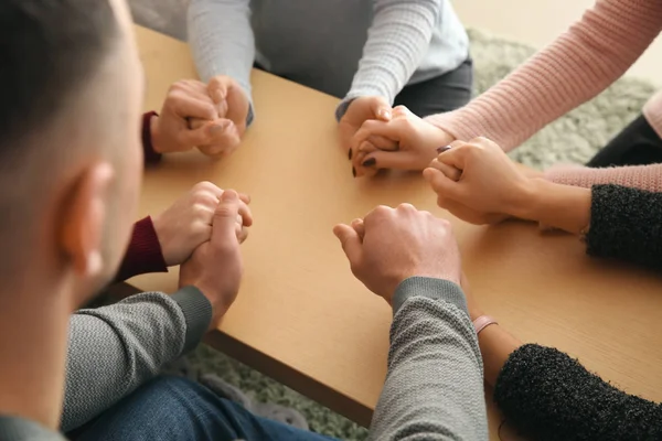 Groep Mensen Bidden Samen Binnenshuis — Stockfoto