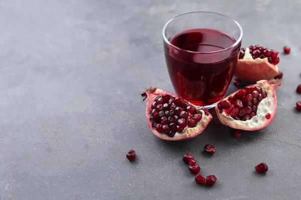 Glass Fresh Pomegranate Juice Grey Background — Stock Photo, Image