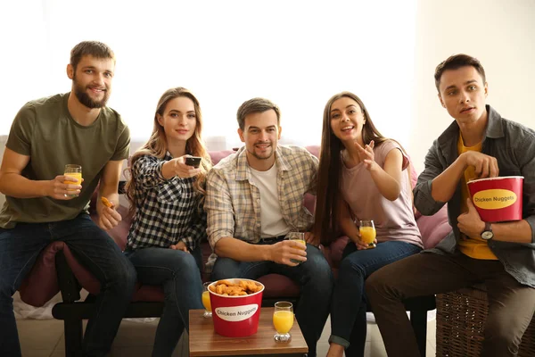 Groupe Amis Manger Des Pépites Tout Regardant Télévision Maison — Photo