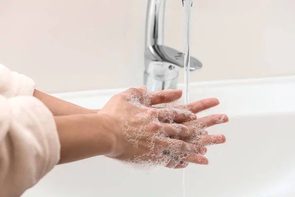 Frau Wäscht Sich Die Hände Waschbecken — Stockfoto