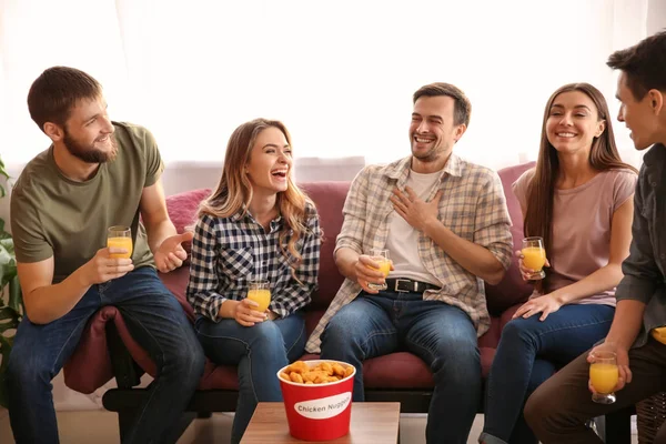 Groep Vrienden Eten Nuggets Thuis — Stockfoto