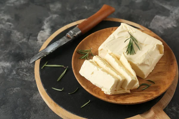 Placa Con Mantequilla Sobre Fondo Gris — Foto de Stock