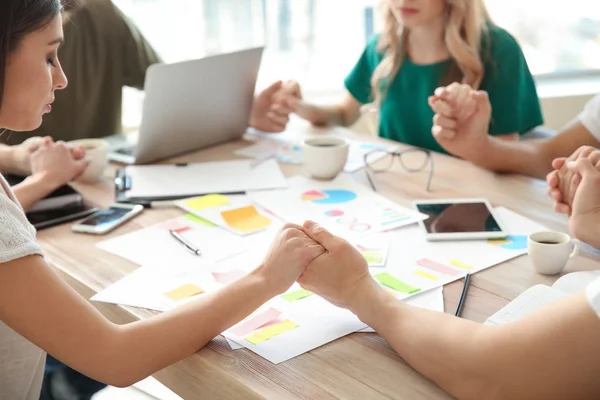 Gruppo Persone Che Pregano Prima Riunirsi Ufficio — Foto Stock