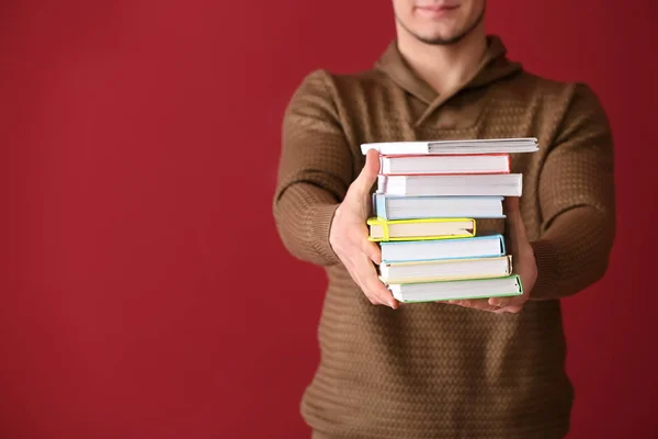 Pemuda Tampan Dengan Buku Dengan Latar Belakang Warna — Stok Foto