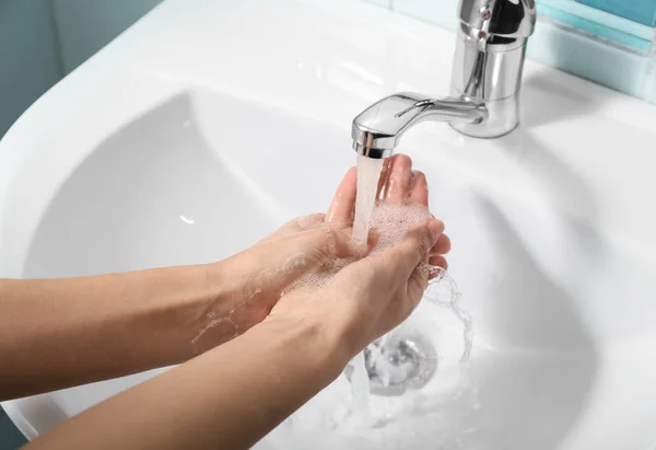 Frau Wäscht Sich Die Hände Waschbecken — Stockfoto