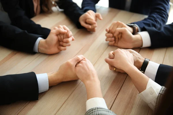 Grupo Pessoas Orando Antes Reunir Escritório — Fotografia de Stock