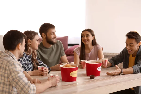 Group Friends Eating Nuggets Home — Stock Photo, Image