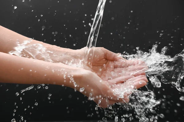 Vrouw Wassen Van Handen Donkere Achtergrond — Stockfoto