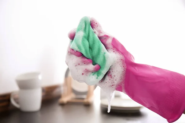 Woman Sponge Washing Dishes Kitchen — Stock Photo, Image