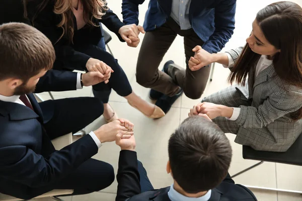 Grupo Personas Que Rezan Antes Reunirse Cargo — Foto de Stock