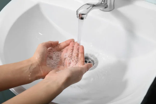 Frau Wäscht Sich Die Hände Waschbecken — Stockfoto