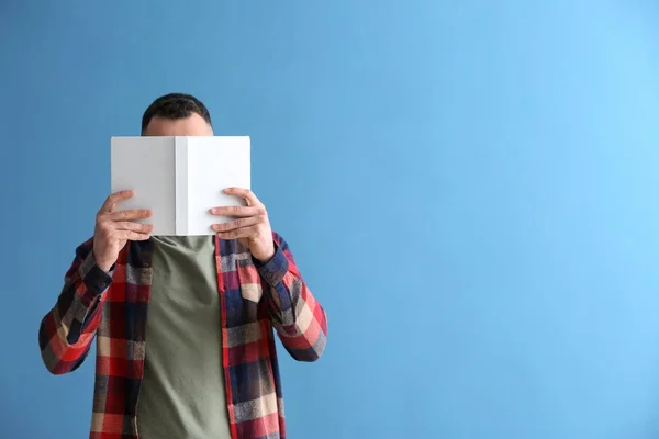 Pohledný Mladý Muž Knihou Barvu Pozadí — Stock fotografie