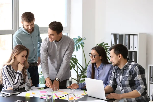 Bir grup insan iş planı Office tartışıyor