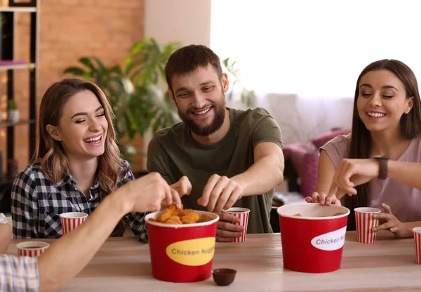 Group Friends Eating Nuggets Home — Stock Photo, Image