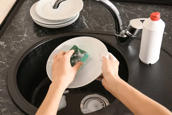 厨房洗碗槽里的女人洗盘子 — 图库照片