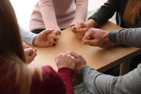 Groep Mensen Bidden Samen Binnenshuis — Stockfoto