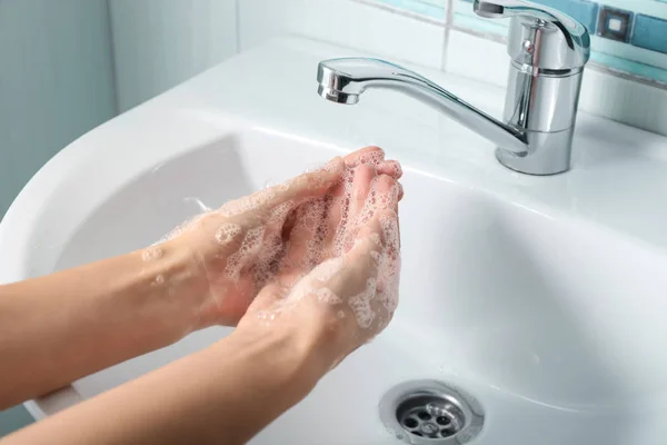 Frau Wäscht Sich Die Hände Waschbecken — Stockfoto