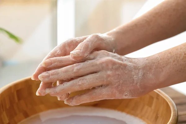 Vrouw Wassen Van Handen Kom — Stockfoto