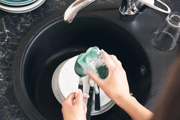 Mulher Lavando Talheres Cozinha — Fotografia de Stock