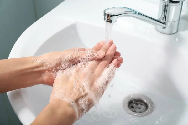 Kvinnan Tvättar Händerna Diskhon — Stockfoto